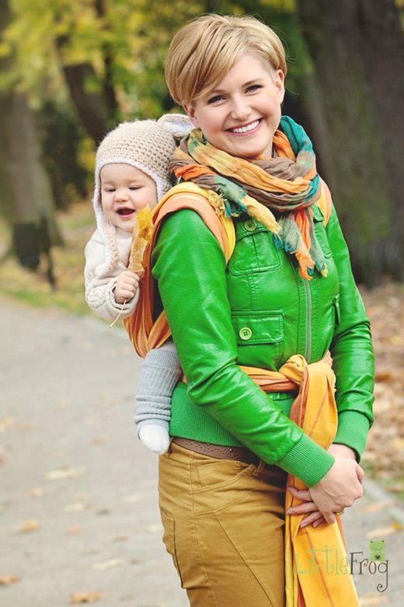 moeder met baby draagzak
